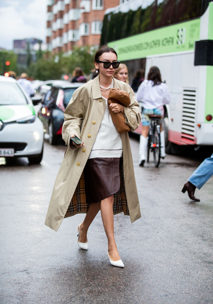 Как модно носить тренч этой осенью: 7 самых стильных вариантов от звезд street style