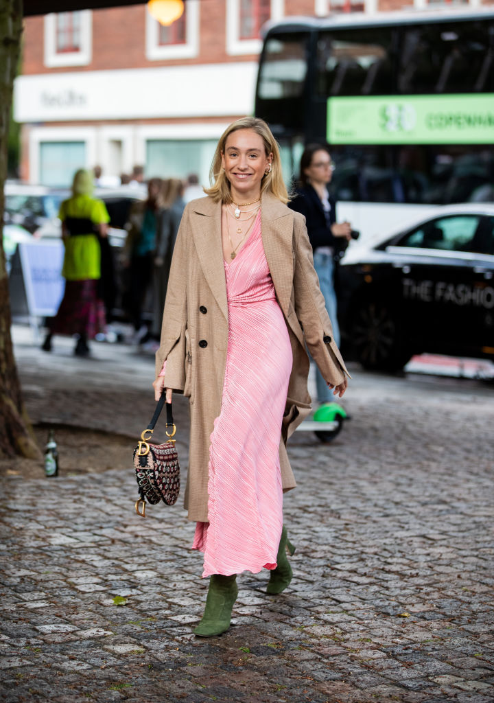 Как модно носить тренч этой осенью: 7 самых стильных вариантов от звезд street style