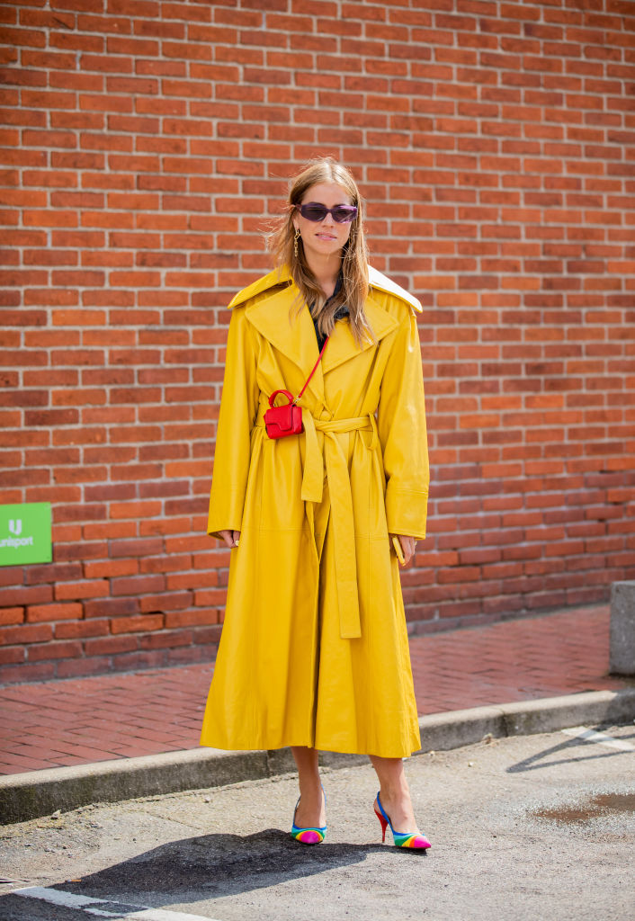 Как модно носить тренч этой осенью: 7 самых стильных вариантов от звезд street style