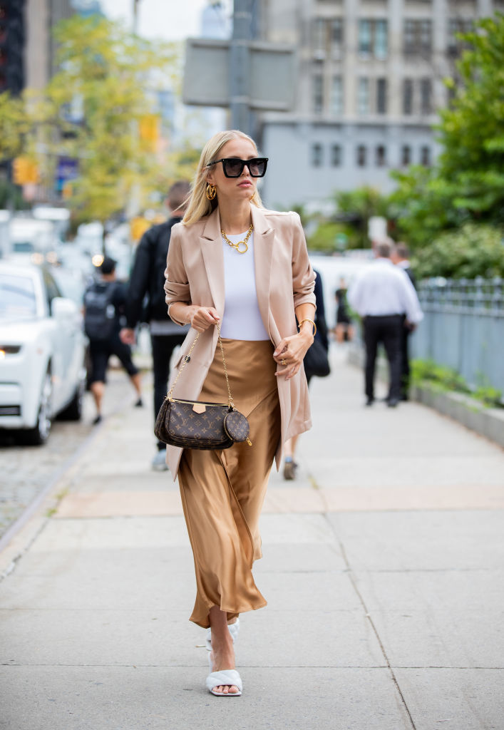 Как звезда street style: 3 самых модных способа носить юбку в пол этой осенью