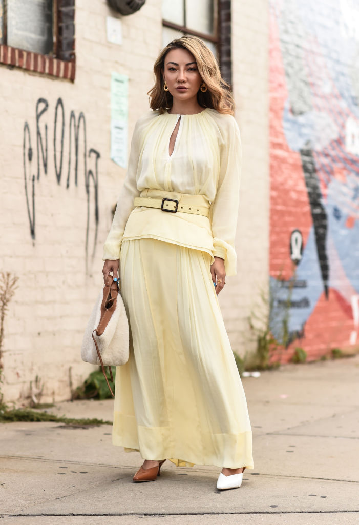 Как звезда street style: 3 самых модных способа носить юбку в пол этой осенью