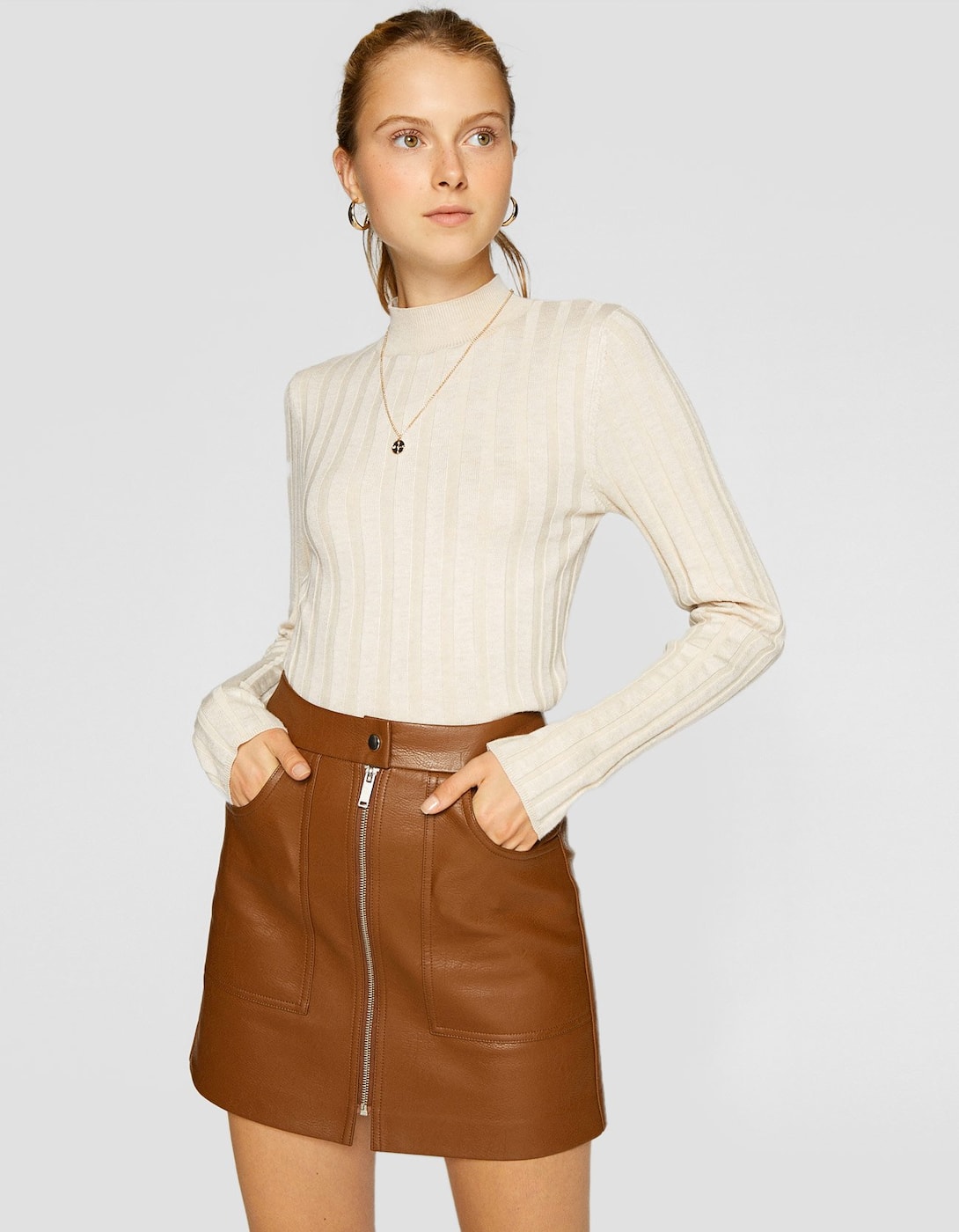 Leather trend: 7 небанальных предметов гардероба из кожи