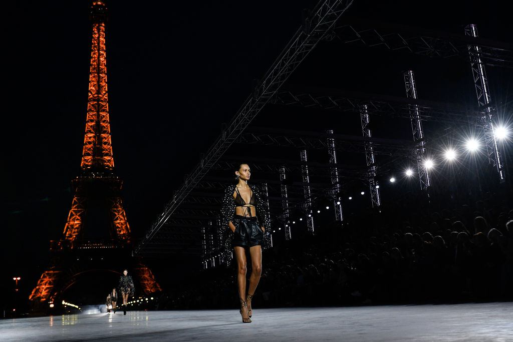Показ Saint Laurent на фоне ночной Эйфелевой башни