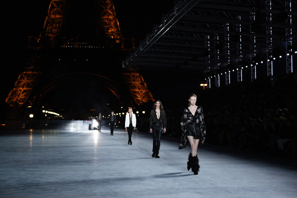 Показ Saint Laurent на фоне ночной Эйфелевой башни