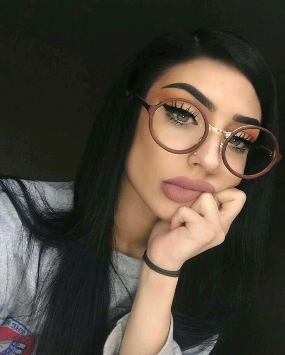 5 секретов макияжа под очки