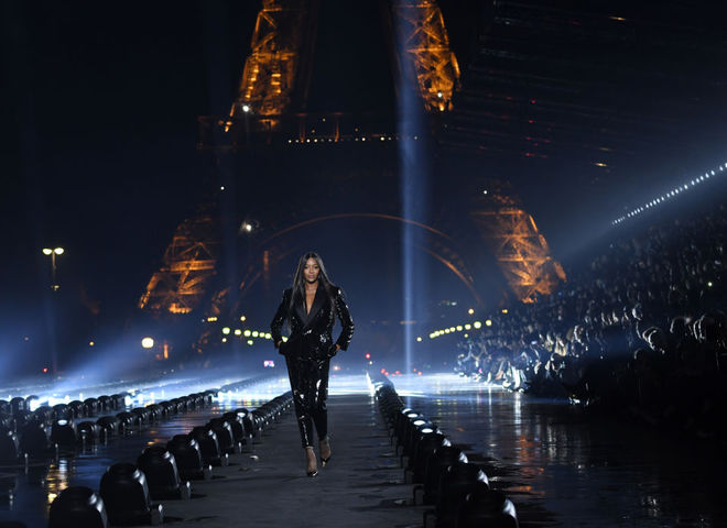 Эйфелева башня на фоне и Наоми Кэмпбелл в сотнях прожекторов на показе Saint Laurent SS20