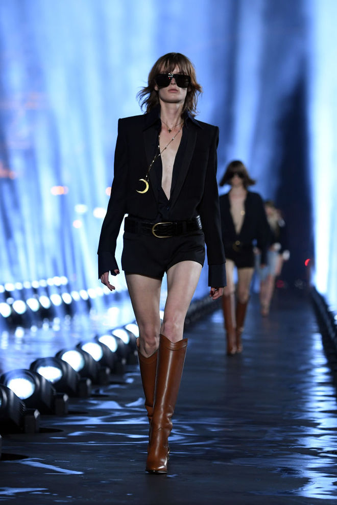 Эйфелева башня на фоне и Наоми Кэмпбелл в сотнях прожекторов на показе Saint Laurent SS20