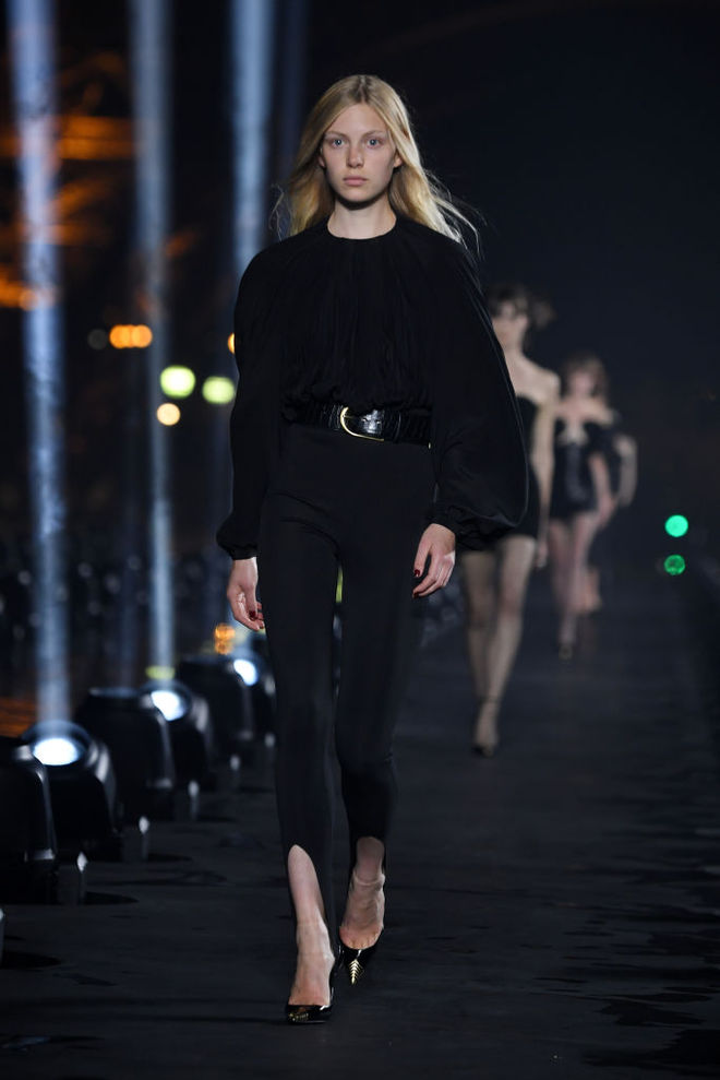 Эйфелева башня на фоне и Наоми Кэмпбелл в сотнях прожекторов на показе Saint Laurent SS20