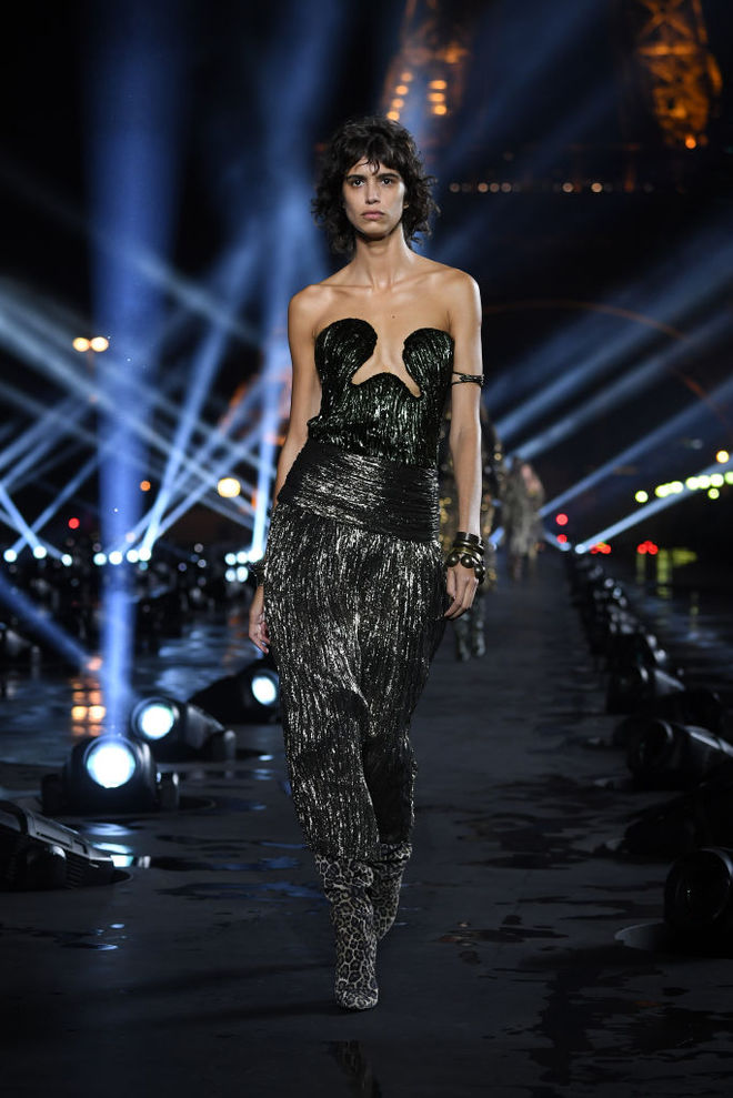 Эйфелева башня на фоне и Наоми Кэмпбелл в сотнях прожекторов на показе Saint Laurent SS20