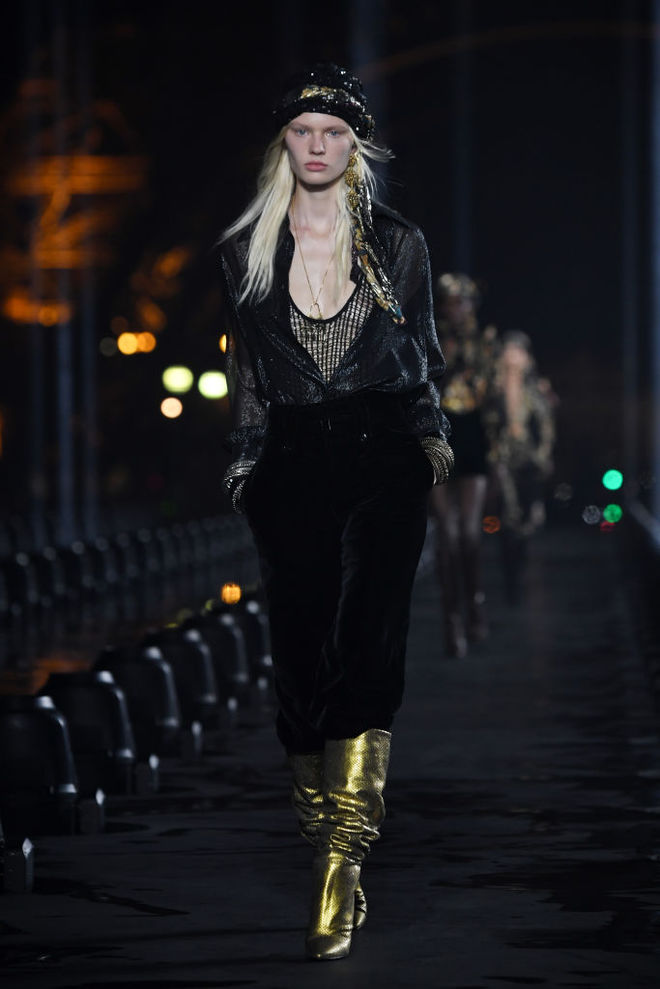 Эйфелева башня на фоне и Наоми Кэмпбелл в сотнях прожекторов на показе Saint Laurent SS20