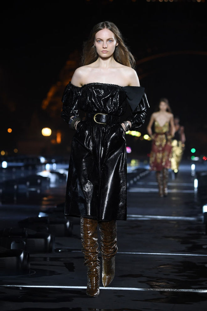Эйфелева башня на фоне и Наоми Кэмпбелл в сотнях прожекторов на показе Saint Laurent SS20