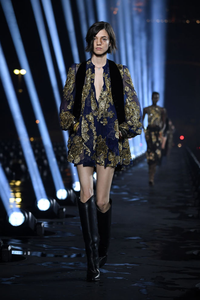 Эйфелева башня на фоне и Наоми Кэмпбелл в сотнях прожекторов на показе Saint Laurent SS20