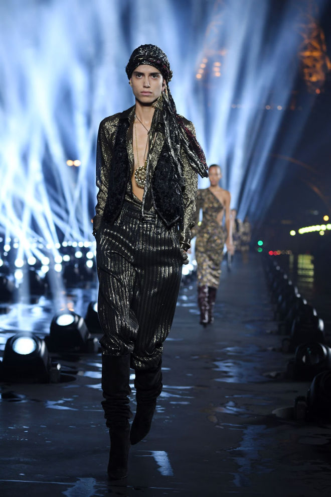 Эйфелева башня на фоне и Наоми Кэмпбелл в сотнях прожекторов на показе Saint Laurent SS20
