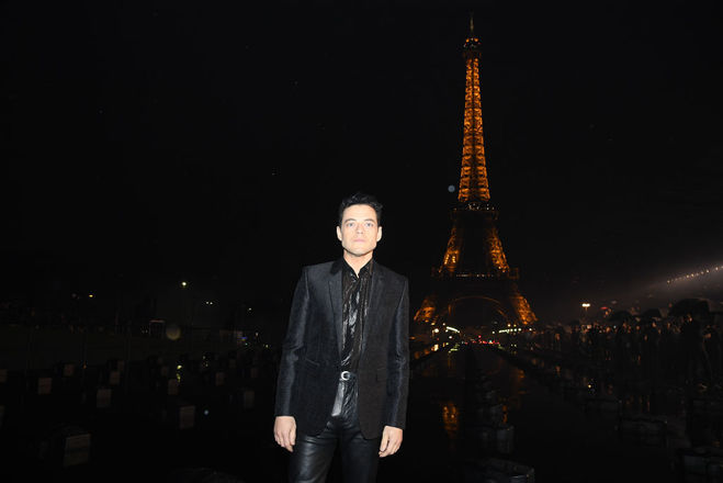 Эйфелева башня на фоне и Наоми Кэмпбелл в сотнях прожекторов на показе Saint Laurent SS20