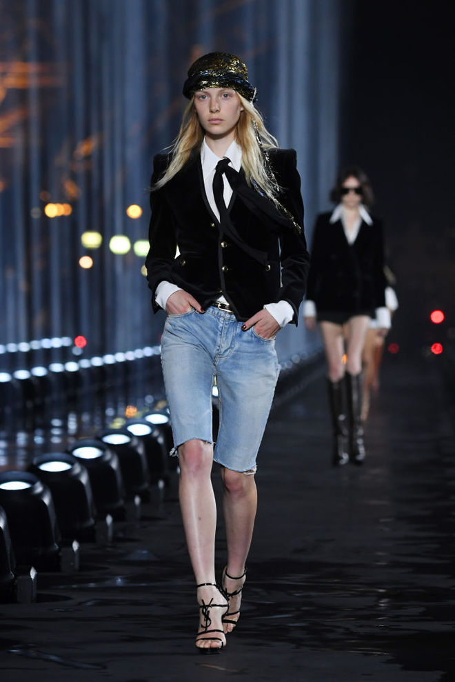 Эйфелева башня на фоне и Наоми Кэмпбелл в сотнях прожекторов на показе Saint Laurent SS20