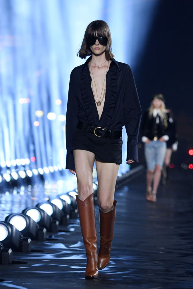 Эйфелева башня на фоне и Наоми Кэмпбелл в сотнях прожекторов на показе Saint Laurent SS20