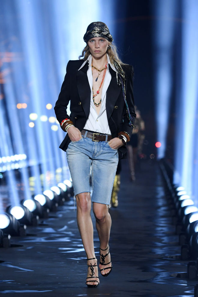 Эйфелева башня на фоне и Наоми Кэмпбелл в сотнях прожекторов на показе Saint Laurent SS20