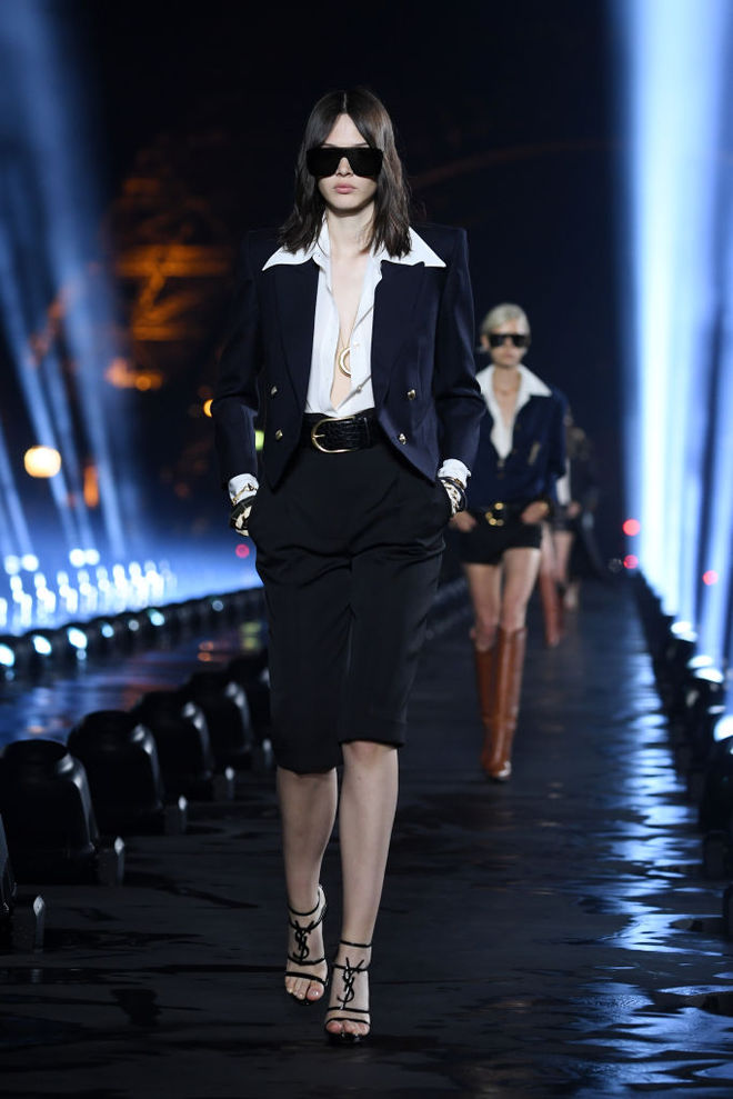 Эйфелева башня на фоне и Наоми Кэмпбелл в сотнях прожекторов на показе Saint Laurent SS20