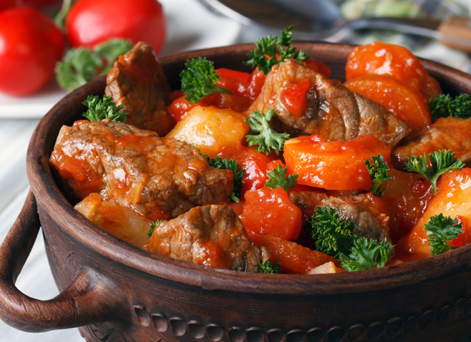 Гуляш меджимурский: рецепт с грибами и разными видами мяса