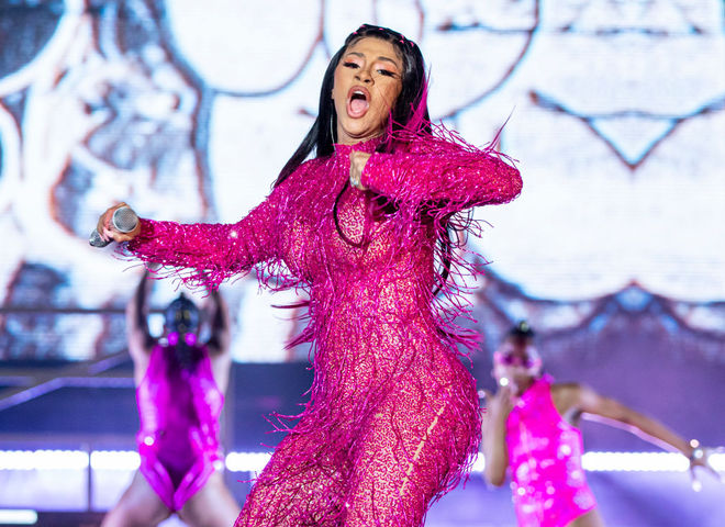 Идеальная маскировка: Cardi B сделала всё для того, чтобы её не узнали на Парижской неделе моды