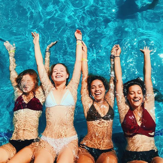 Insta-шпаргалка: 15 поз для фото возле бассейна