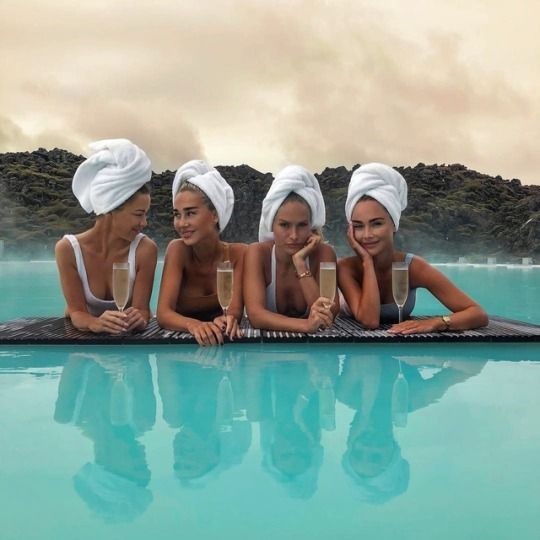 Insta-шпаргалка: 15 поз для фото возле бассейна