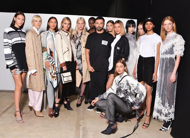 Ирина Шейк, Кендалл Дженнер, сестры Хадид – показ Burberry собрал на подиуме всех топ-моделей
