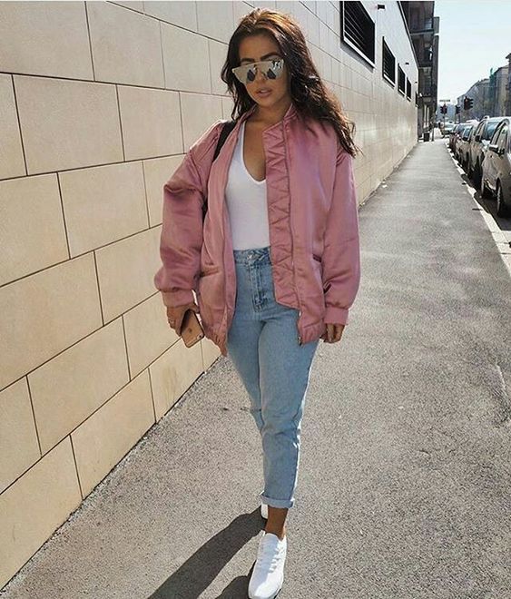 Как носить бомбер осенью: модные street style образы