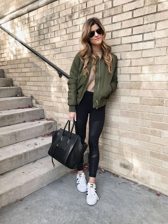 Как носить бомбер осенью: модные street style образы