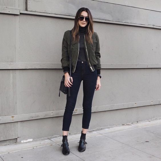 Как носить бомбер осенью: модные street style образы