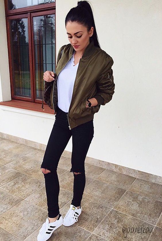 Как носить бомбер осенью: модные street style образы