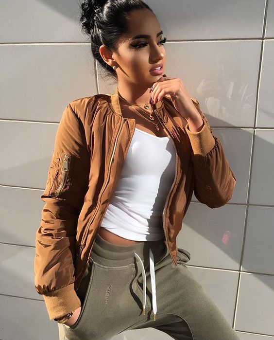 Как носить бомбер осенью: модные street style образы