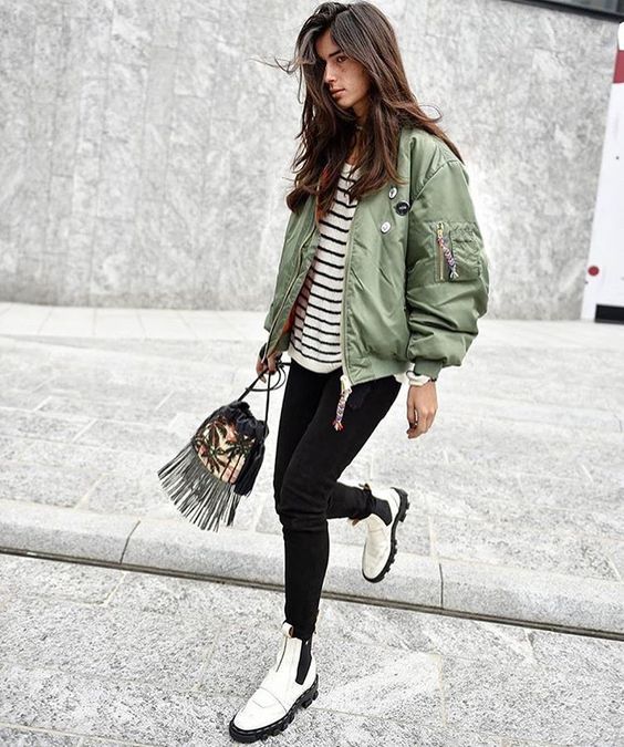 Как носить бомбер осенью: модные street style образы