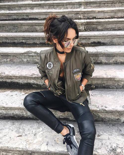 Как носить бомбер осенью: модные street style образы