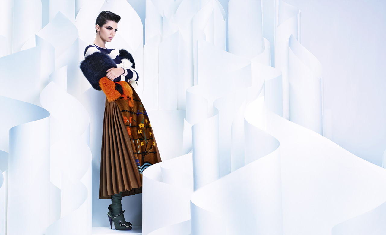 Кендалл Дженнер сменила имидж в лукбуке Fendi