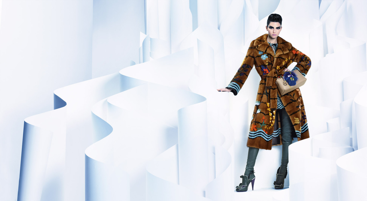 Кендалл Дженнер сменила имидж в лукбуке Fendi