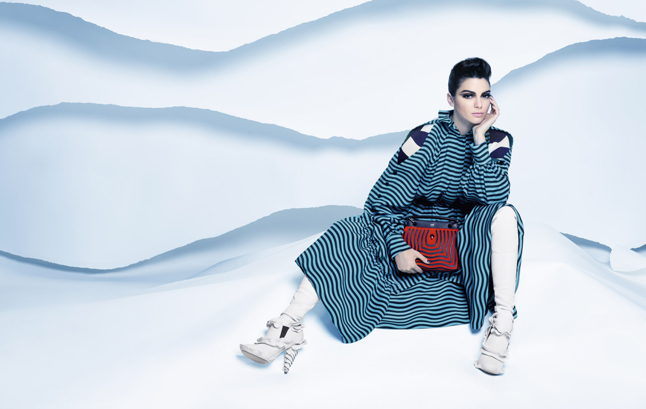 Кендалл Дженнер сменила имидж в лукбуке Fendi
