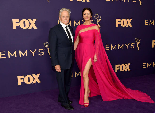 Кэтрин Зета-Джонс, Ким Кардашьян, Зендая – лучшие наряды премии Emmy Awards 2019