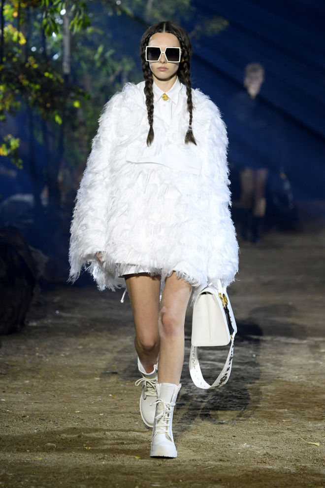 Коллекция Dior SS20: дефиле в весеннем саду и соломенные шляпки на моделях
