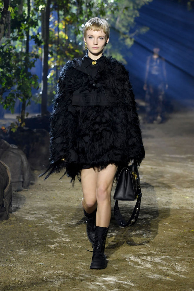 Коллекция Dior SS20: дефиле в весеннем саду и соломенные шляпки на моделях