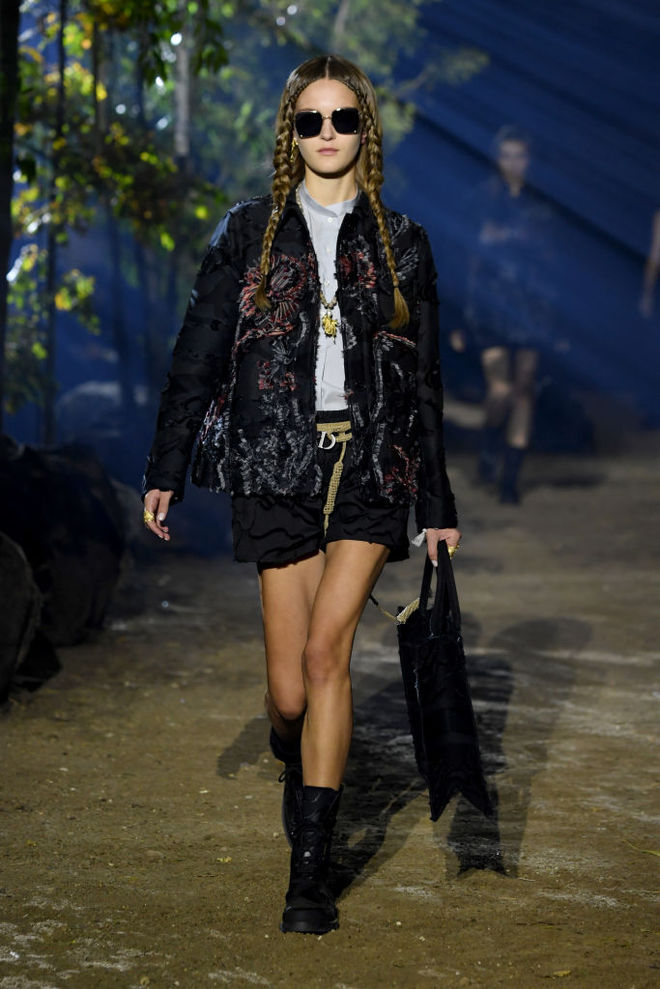 Коллекция Dior SS20: дефиле в весеннем саду и соломенные шляпки на моделях