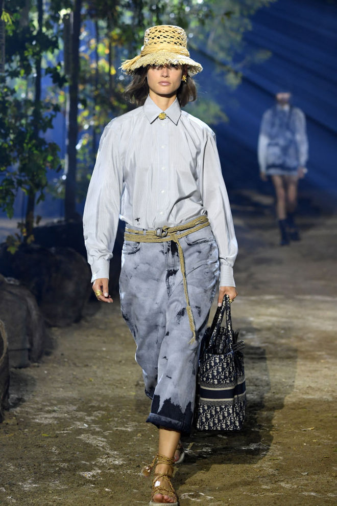 Коллекция Dior SS20: дефиле в весеннем саду и соломенные шляпки на моделях