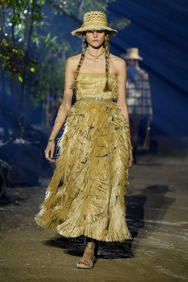 Коллекция Dior SS20: дефиле в весеннем саду и соломенные шляпки на моделях