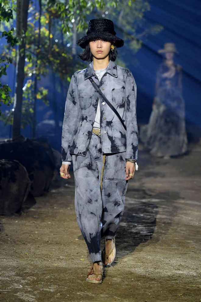 Коллекция Dior SS20: дефиле в весеннем саду и соломенные шляпки на моделях