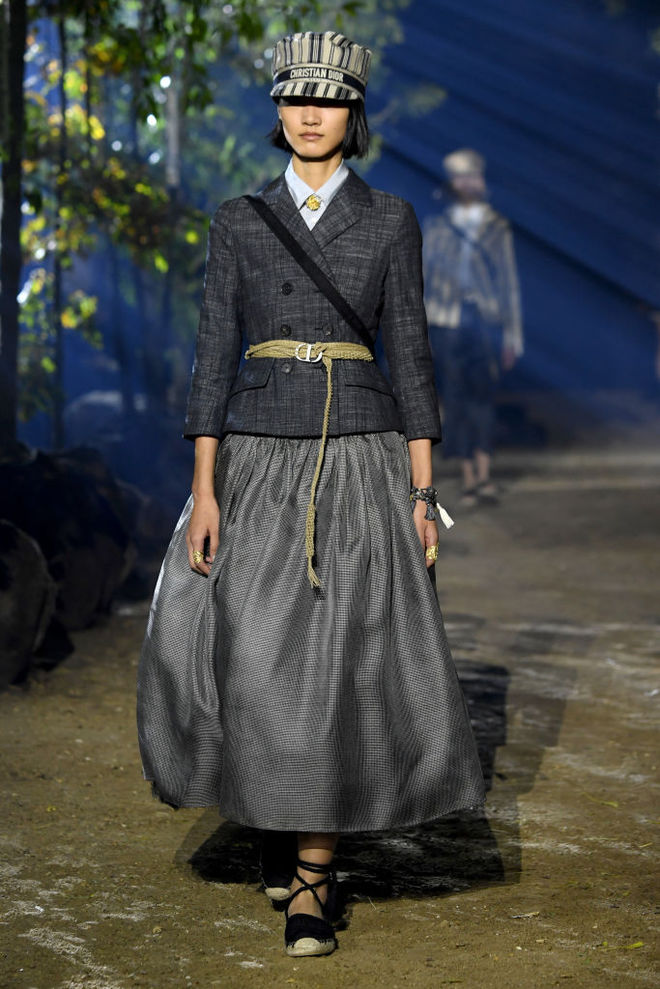 Коллекция Dior SS20: дефиле в весеннем саду и соломенные шляпки на моделях