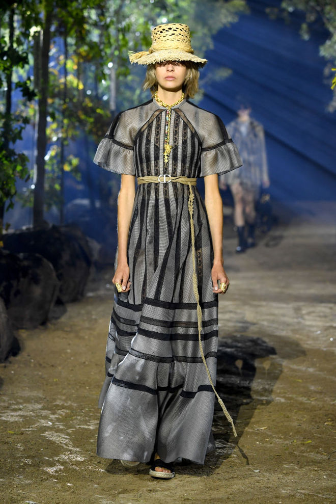 Коллекция Dior SS20: дефиле в весеннем саду и соломенные шляпки на моделях