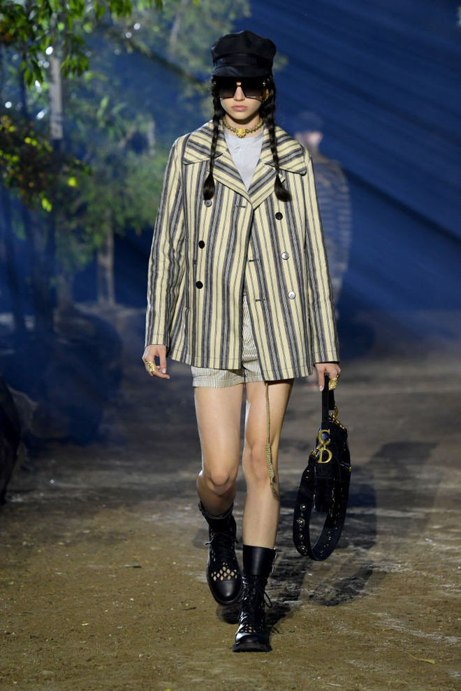 Коллекция Dior SS20: дефиле в весеннем саду и соломенные шляпки на моделях
