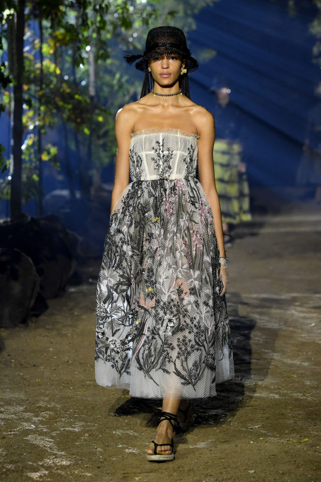 Коллекция Dior SS20: дефиле в весеннем саду и соломенные шляпки на моделях