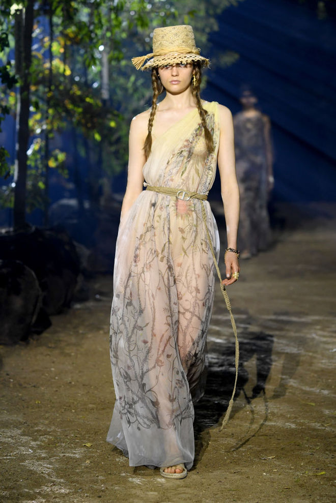 Коллекция Dior SS20: дефиле в весеннем саду и соломенные шляпки на моделях