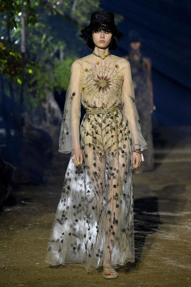 Коллекция Dior SS20: дефиле в весеннем саду и соломенные шляпки на моделях